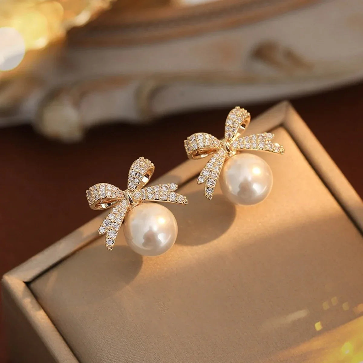 Unique style pearl heart-shaped hoop earrings are simple, elegant and luxurious accessories for women's new trend jewelry