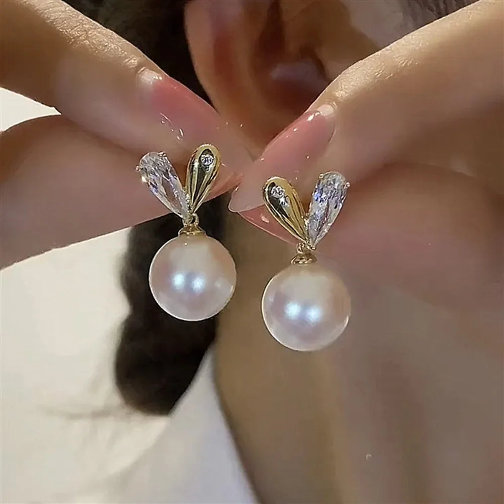 Unique style pearl heart-shaped hoop earrings are simple, elegant and luxurious accessories for women's new trend jewelry