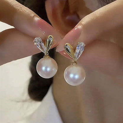 Unique style pearl heart-shaped hoop earrings are simple, elegant and luxurious accessories for women's new trend jewelry