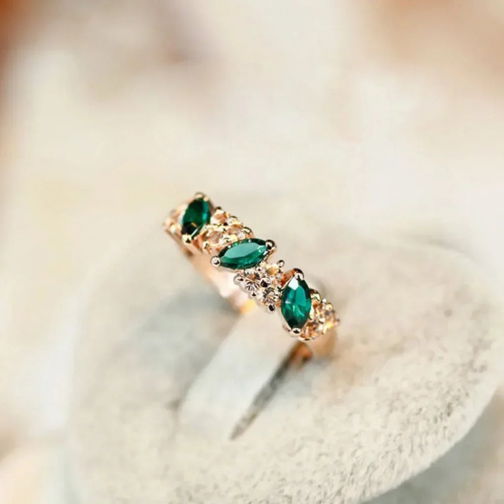 Retro Sense Ring Sweet Shiny Green Rhinestone Ring Index Finger Tail Ring Decoration Wedding Jewelry Birthday Gift for Women