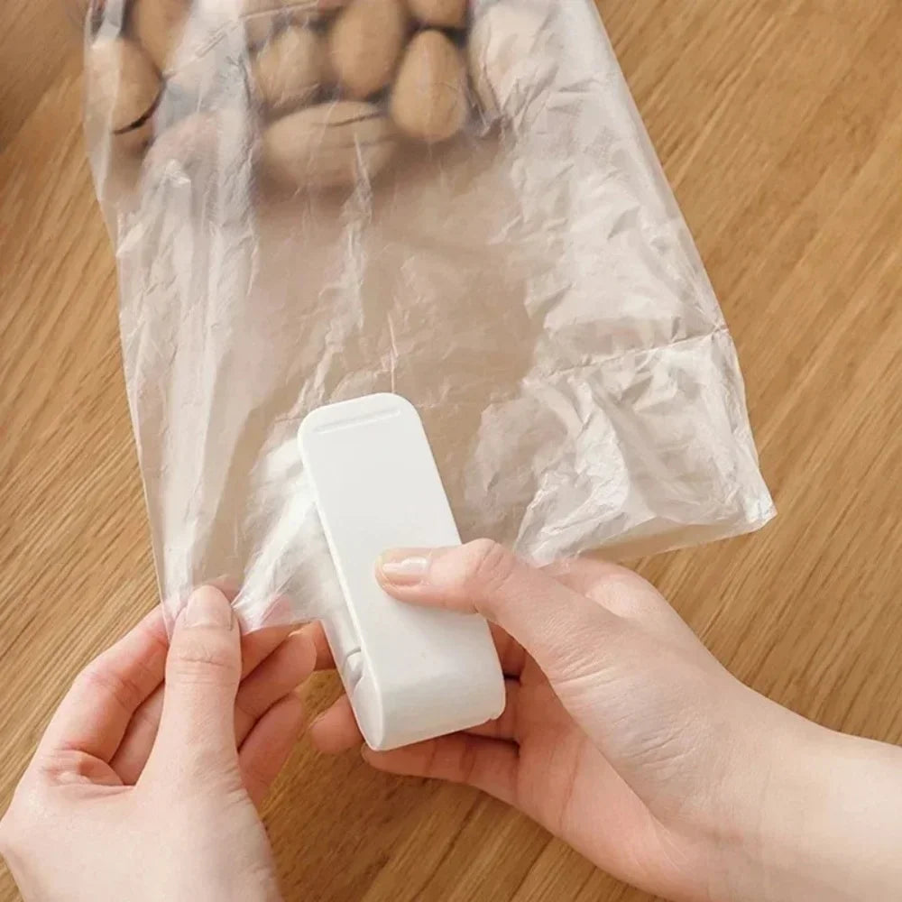Foods Storage Sealing Machine,Handheld Mini Heat Bags Package Sealer,Plastic Bags Clips, Snack Vegetables and Fruits Keep Fresh