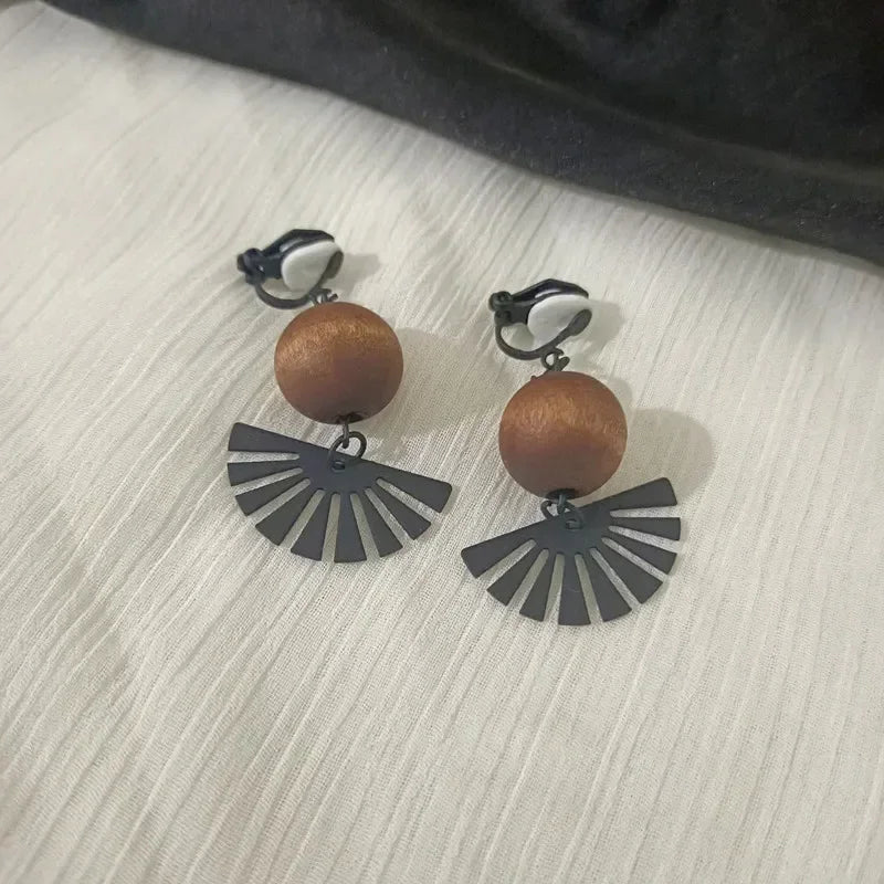 Korean Temperament Gold Color Butterfly Earrings Fashion Simple Hollow Out Geometric Clip on Earrings for Women Without Piercing