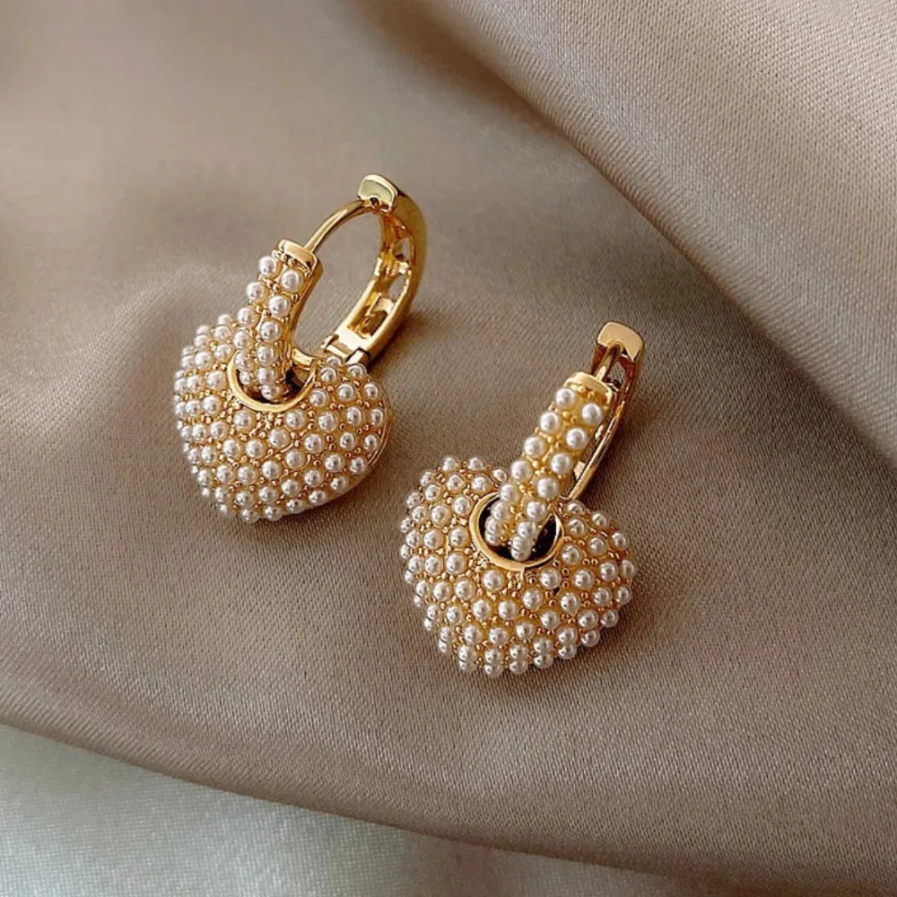 Unique style pearl heart-shaped hoop earrings are simple, elegant and luxurious accessories for women's new trend jewelry