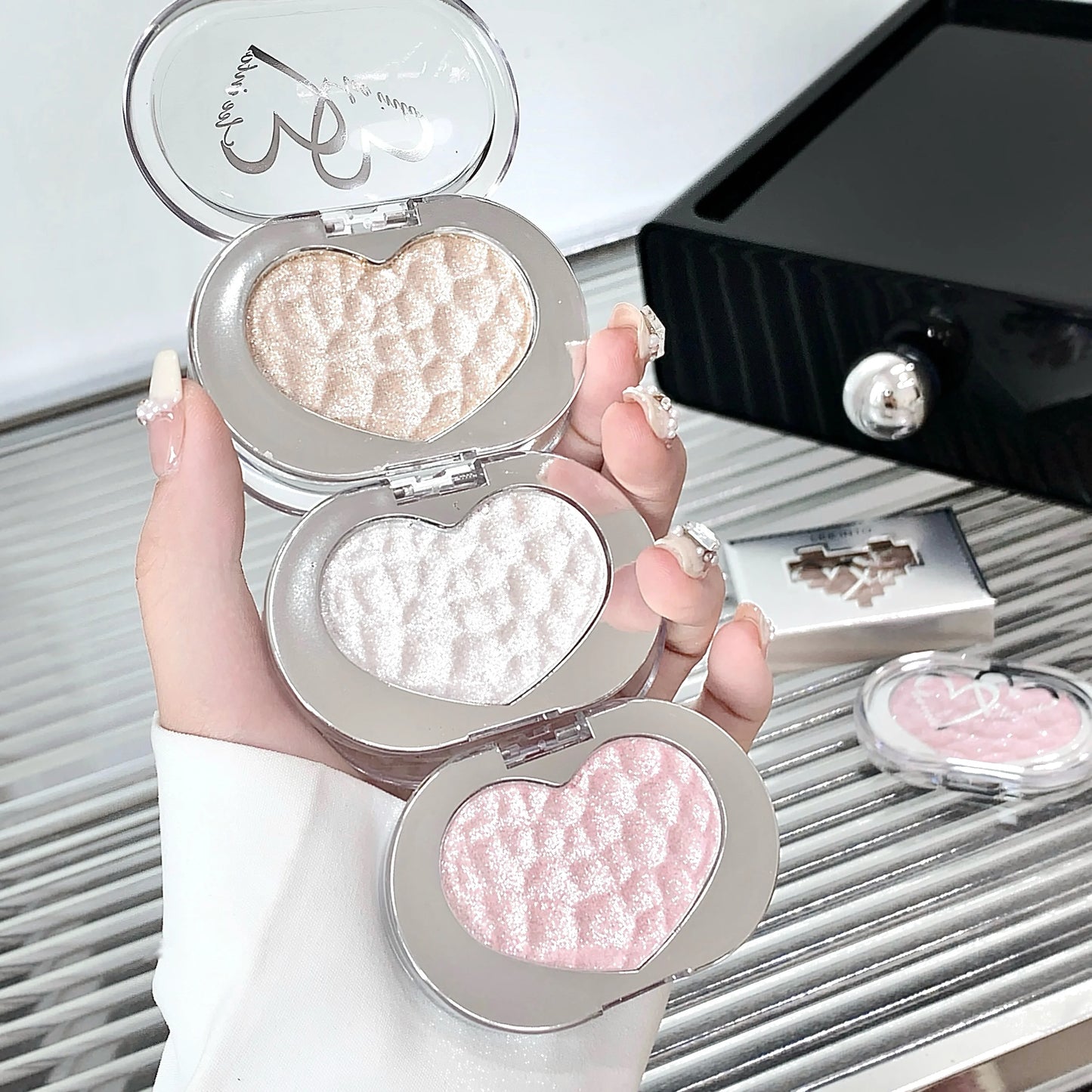 LEE INTO Highlighter Powder, Pearlescent Finish, Fine Shimmer, Silky Mashed Potato Texture, Brightening, Long-Lasting No Fallout