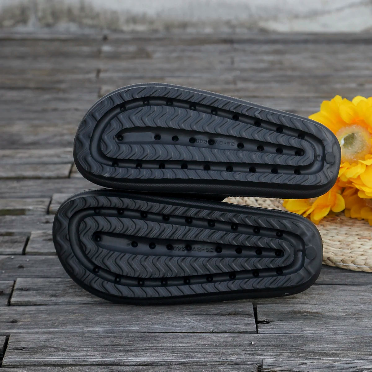 Thick sole flat sandals for women summer outdoor wear, cute bow metal bear beach party walk home fashion best-selling slippers