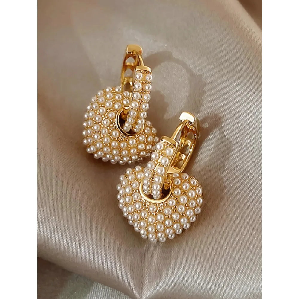 Unique style pearl heart-shaped hoop earrings are simple, elegant and luxurious accessories for women's new trend jewelry