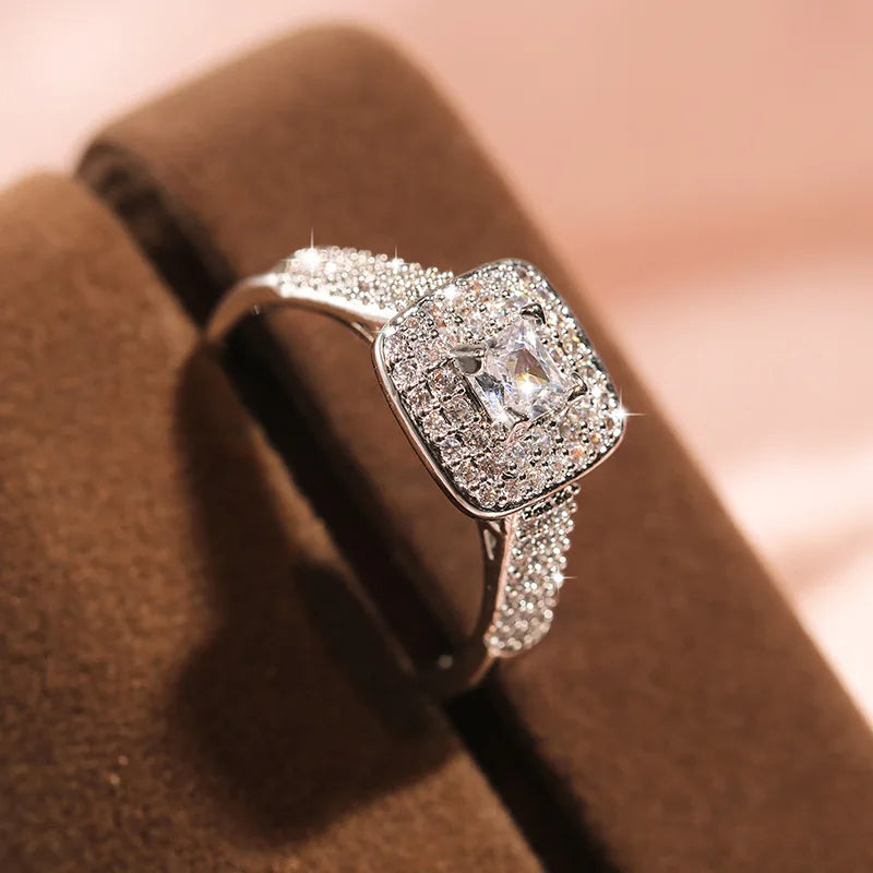 Ladies Luxury Oversized Zircon Ring Exquisite Gorgeous Fashion Wedding Preferred Jewelry 925 Silver Girl Jewelry Moissanite Ring