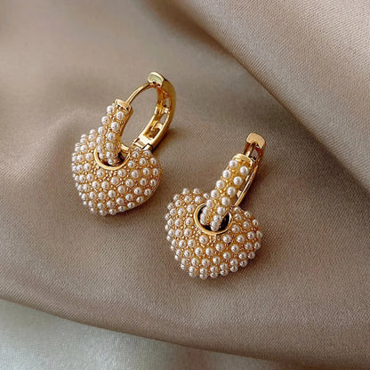 Unique style pearl heart-shaped hoop earrings are simple, elegant and luxurious accessories for women's new trend jewelry