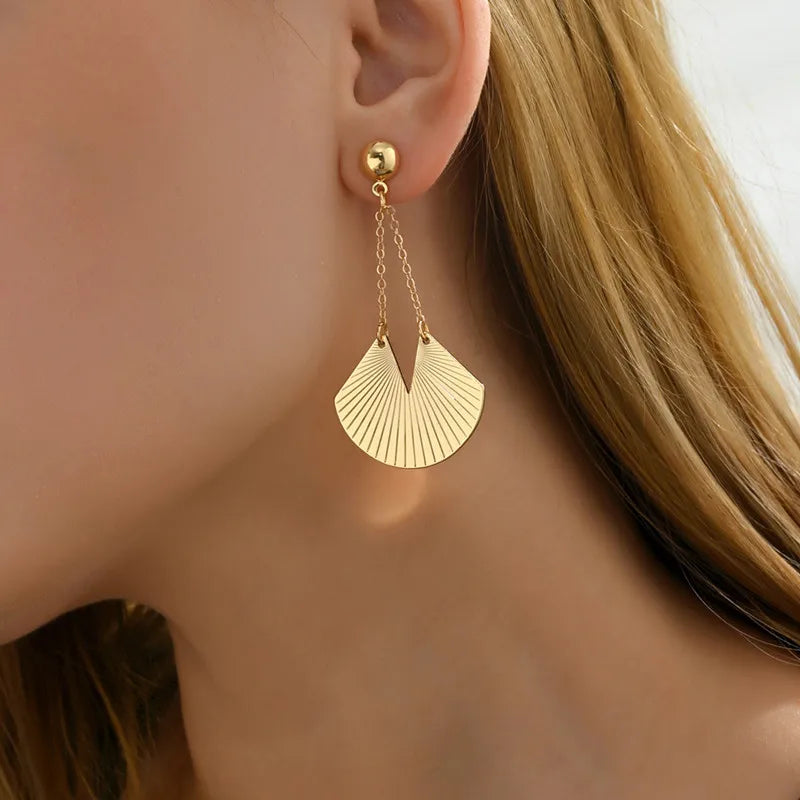 Korean Temperament Gold Color Butterfly Earrings Fashion Simple Hollow Out Geometric Clip on Earrings for Women Without Piercing