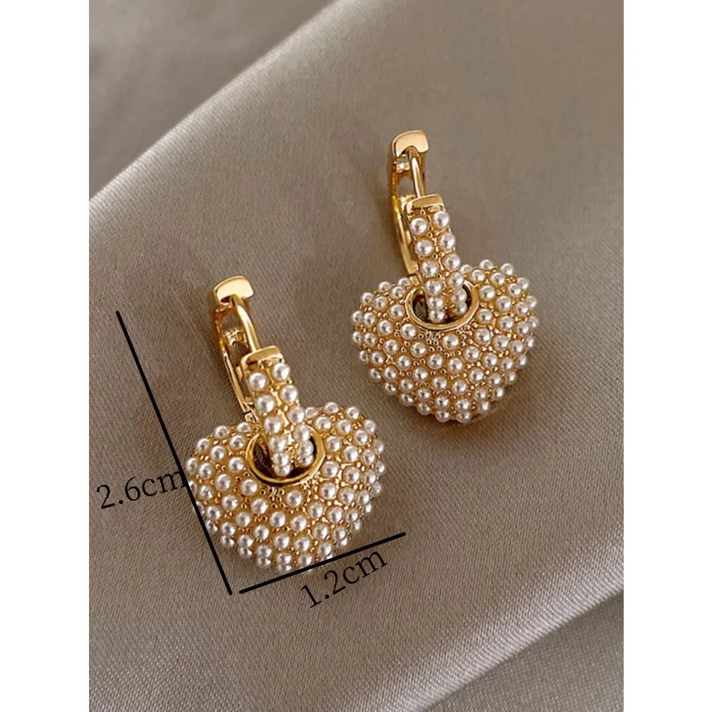 Unique style pearl heart-shaped hoop earrings are simple, elegant and luxurious accessories for women's new trend jewelry