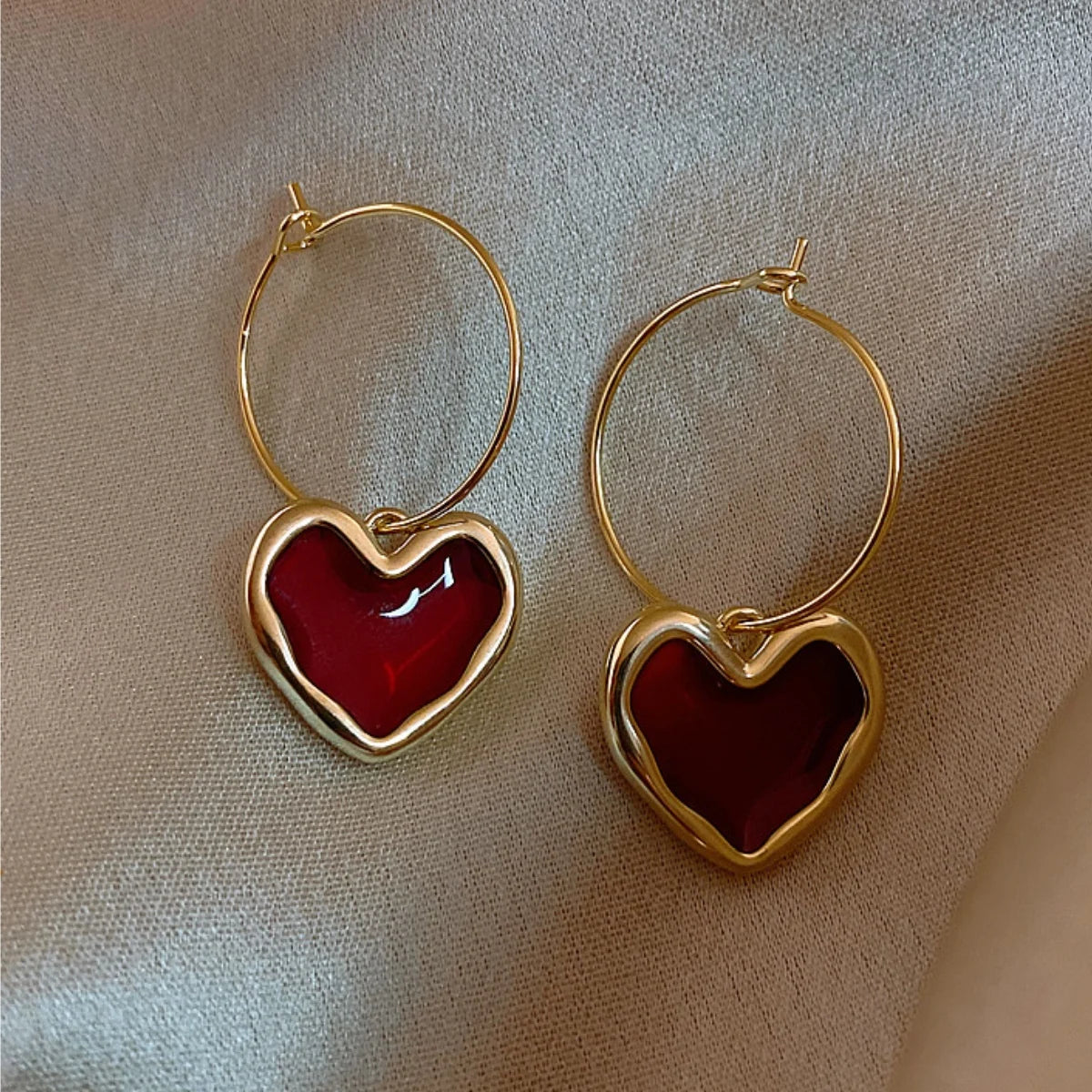 Unique style pearl heart-shaped hoop earrings are simple, elegant and luxurious accessories for women's new trend jewelry