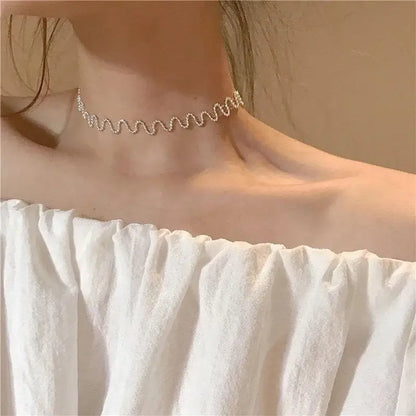 New Simple Hollow Love Heart Pendant Necklace for Women Fashion Creative Geometric Clavicle Chain Necklaces Party Jewelry Gift