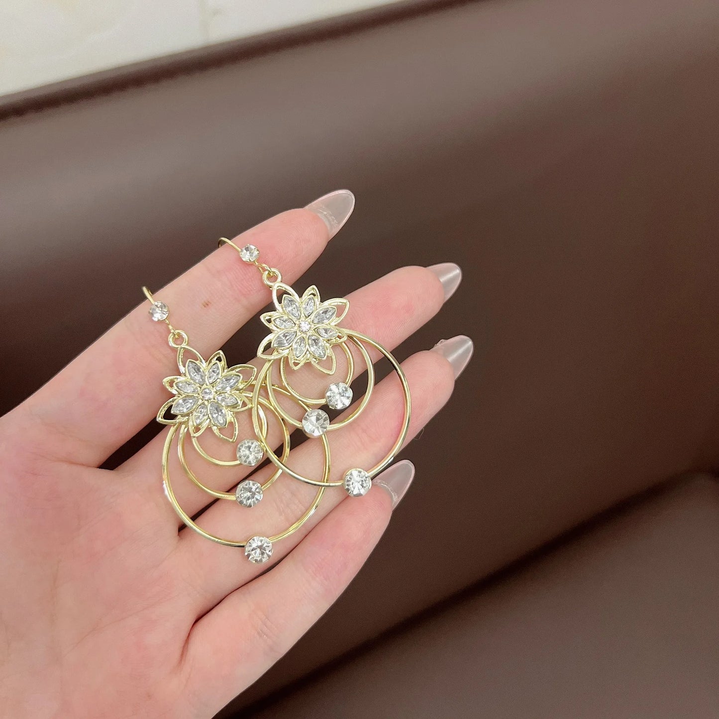 French Elegance Personality Flower Circle Exquisite Earrings for Women Light Luxury Inlay Drill Earrings Party Jewelry Accessory