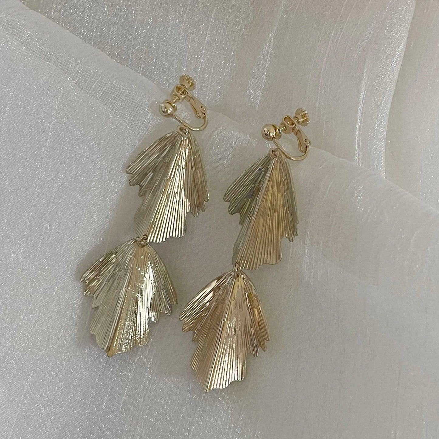 Korean Temperament Gold Color Butterfly Earrings Fashion Simple Hollow Out Geometric Clip on Earrings for Women Without Piercing